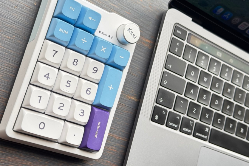Блакитний бездротовий нампад Kzzi K20 розташований ліворуч від MacBook для зручної роботи лівою рукою