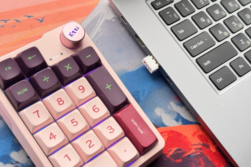 Бездротовий USB Type-A адаптер 2.4GHz від нампада Kzzi K20, підключений до ноутбука через перехідник.