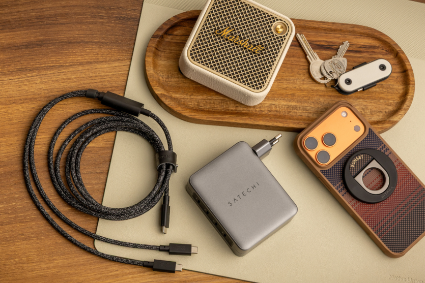 Набір щоденних EDC гаджетів на столі: колонка Marshall Willen, зарядка Satechi 145W, кабелі Native Union та смартфон із кільцем Pitaka.