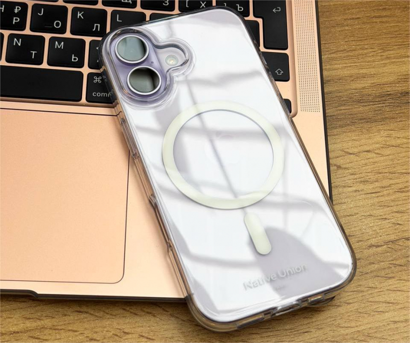 Прозорий чохол для iPhone 17 на відкритому ноутбуці