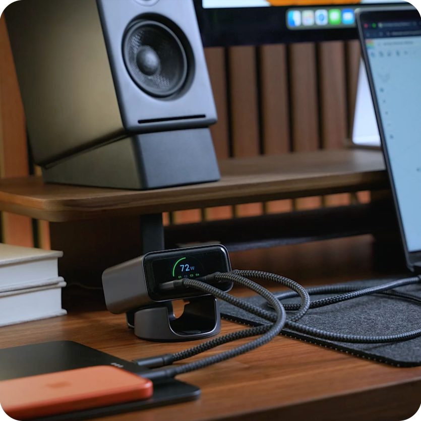 Satechi Chargeview 140W на столі, заряджає ноутбук, планшет і смартфон