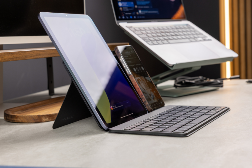  iPad та iPhone на підставці клавіатури Satechi OnTheGo