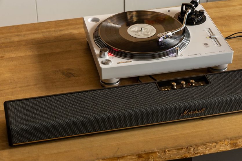 Саундбар Marshall Heston 120 у зв'язці з вініловим програвачем — аналогове Hi-Fi звучання