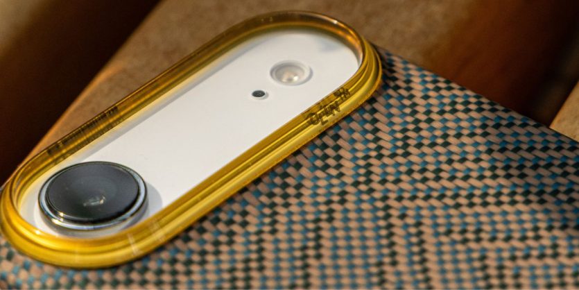 Детальне фото напівпрозорої рамки навколо блоку камер на чохлі Pitaka для iPhone Air, яка делікатно заломлює світло.