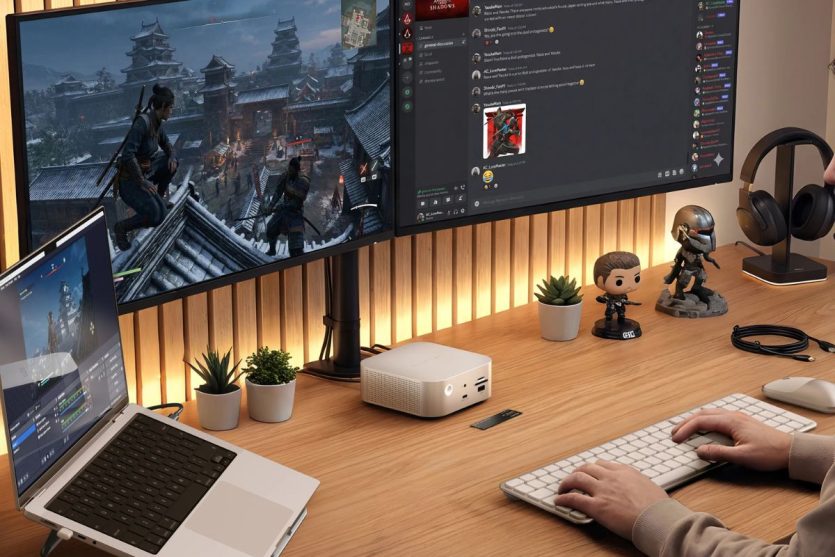 Satechi CubeDock підключений до двох зовнішніх моніторів і MacBook одним кабелем Thunderbolt 5