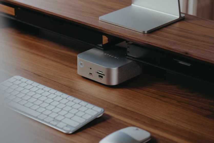Satechi CubeDock на робочому столі